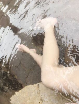 赤裸红唇